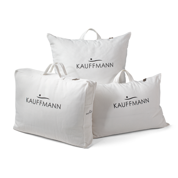 Drei Tragetaschen in weiß mit dem KAUFFMANN Logo in schwarz.