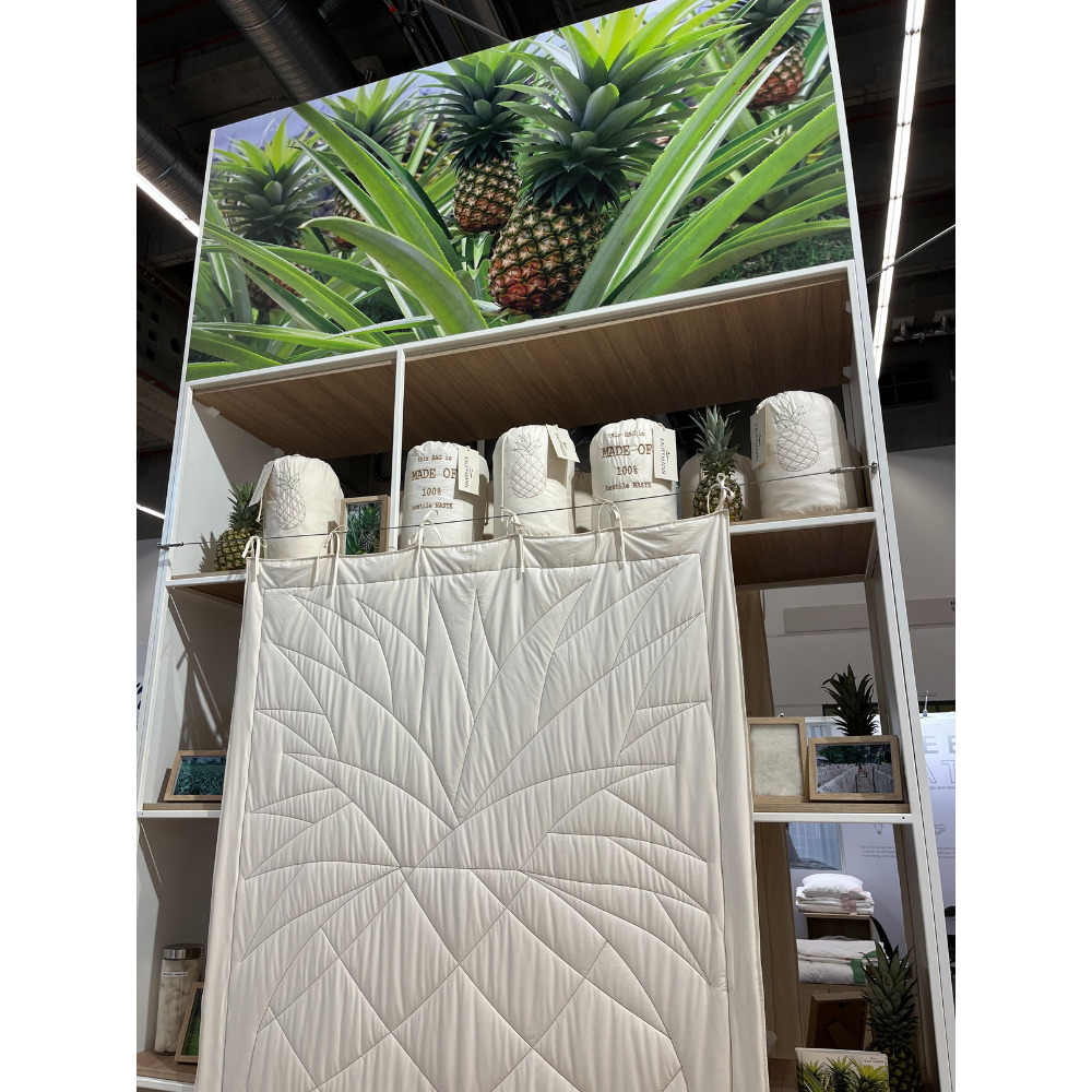 Regal mit aufgehängter Ananasdecke und der dazugehörigen Tasche.